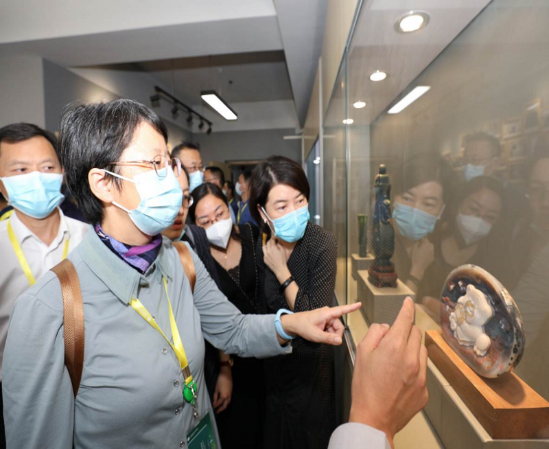学员参观北京工业职业技术学院珠宝鉴定实训室。