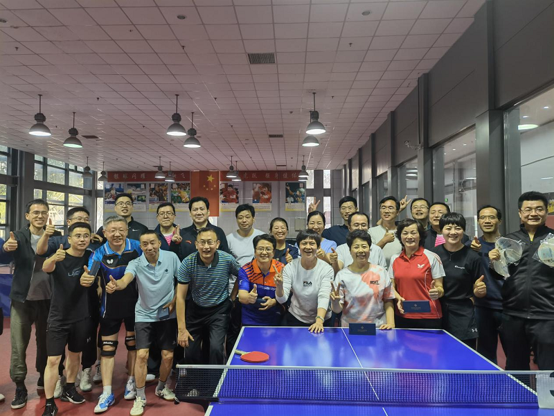 10月6日下午，乒乓球团体友谊赛在学院乒乓球馆成功举办，第六十八期高校领导干部进修班（高职第十二期）摘得桂冠。学院进修一部马丽红老师全程参加。