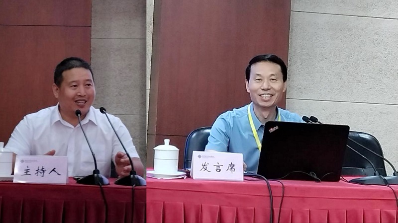 9月9日上午,第六十八期高校领导干部进修班(高职第十二期)微讲坛在校长大厦二层求是厅开讲,本期微论坛由唐山工业职业技术学院党委委员、副院长胡振明主讲,潍坊工程职业学院党委委员赵庆松主持。胡振明以“夯实基础,提升内涵,高质量建设‘双高计划’”为题,从政府支持、夯实基础,数字转型、深化内涵,形成模式、提升质量等三个方面介绍了唐山工业职业技术学院作为中国特色高水平高职学校和专业建设计划高水平专业群建设单位、河北省高水平高职院校建设单位在推进“双高计划”建设中的生动实践。 9月9日上午,第六十八期高校领导干部进修班(高职第十二期)微讲坛在校长大厦二层求是厅开讲,本期微论坛由唐山工业职业技术学院党委委员、副院长胡振明主讲,潍坊工程职业学院党委委员赵庆松主持。胡振明以“夯实基础,提升内涵,高质量建设‘双高计划’”为题,从政府支持、夯实基础,数字转型、深化内涵,形成模式、提升质量等三个方面介绍了唐山工业职业技术学院作为中国特色高水平高职学校和专业建设计划高水平专业群建设单位、河北省高水平高职院校建设单位在推进“双高计划”建设中的生动实践。