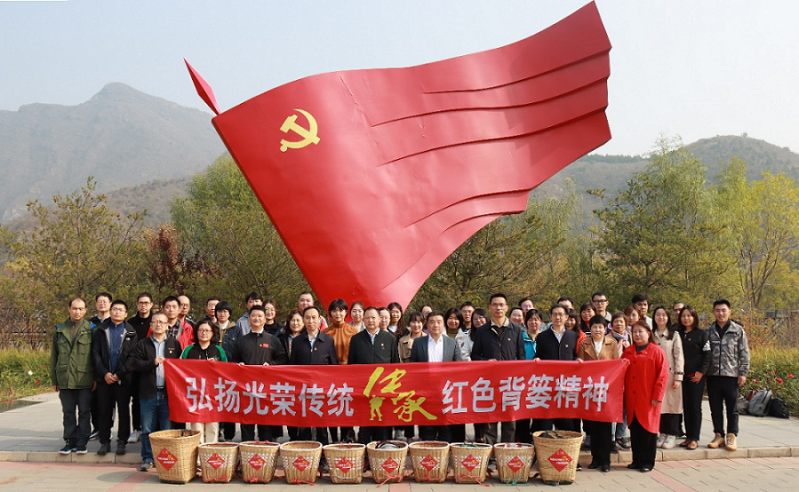 10月14日，学院党政办和纪委办党支部、进修一部党支部、进修二部和教师工作部党支部、财务处党支部、资产管理处党支部等五个党支部，以及教务部、部机关党校办代表赴房山黄山店村和韩村河村两地开展联学联建主题党日活动，传承红色精神，感受京郊乡村振兴，迎接党的二十大胜利召开。教育部直属机关党建工作联络员刘炳来，学院党委副书记、纪委书记朱保江，副院长于京天参加活动。房山区副区长王大泉、房山区教工委主任杜成喜出席活动。