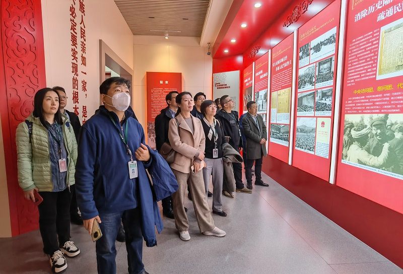 学员们参观“铸牢中华民族共同体意识系列展”之“各族人民心向党——新中国成立以来全国少数民族敬献党和国家领导人礼品展”。
