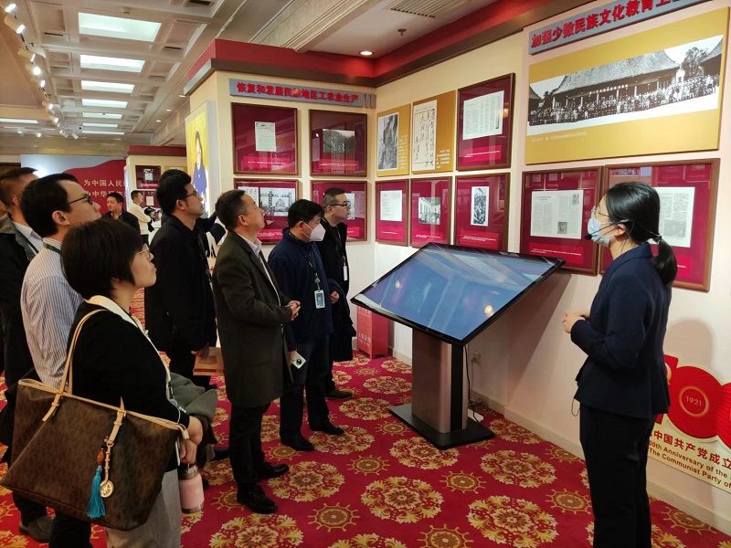 学员们参观“铸牢中华民族共同体意识系列展”之“鉴往知来——中国共产党成立100周年民族工作文献档案特展”。