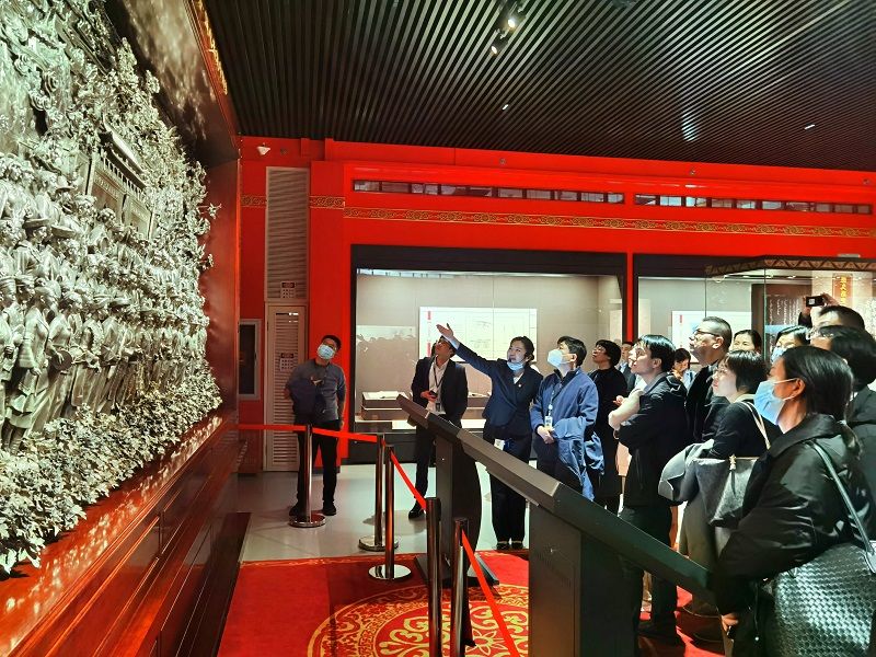 学员们参观“铸牢中华民族共同体意识系列展”之“册府撷珍——民族文化宫典藏古籍精品展”，仔细聆听讲解员讲解，深入了解展品背后的相关历史背景和史实。