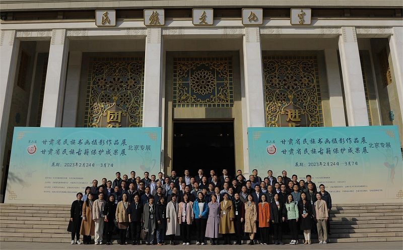3月3日下午，第六十八期高校中青年干部培训班学员集体乘车赴民族文化宫参观“铸牢中华民族共同体意识系列展”。这是第六十八期高校中青班全体学员在民族文化宫前合影。