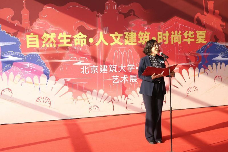 学院党委书记、常务副院长侯慧君在开幕式上致辞。侯慧君在致辞中对北京建筑大学一行表示诚挚欢迎。她强调，习近平总书记指出，“为党育才，是党校的独特价值所在。”国家教育行政学院作为培训全国教育系统各级各类领导干部、教师的最高学府，始终坚持党校姓党，坚持用习近平新时代中国特色社会主义思想凝心铸魂，坚持宣传引领马克思主义创新理论与实践紧密结合，与中华优秀传统文化紧密结合，致力于营造“无处不是教育场所、无处不是传统文化”的浓厚氛围，努力把学院建设成为广大学员启迪智慧、涵养情怀、锻炼党性、教育强国的精神家园。“剪纸”作为世界非物质文化遗产，具有重要的艺术价值、教育价值和社会价值。此次“新剪纸艺术展”使学院师生员工能在近距离观赏中感受剪纸之美，获得艺术熏陶，切实彰显了“以美育人、以文化人”的美育理念。双方将以此次新剪纸艺术展为契机，充分发挥学院干训师训优势，继续深化在干部培训、学术交流、校园文化、课题研究、特色课程、现场教学基地建设等方面的合作，共同推动教育高质量发展，建设教育强国，为实现教育现代化贡献力量。