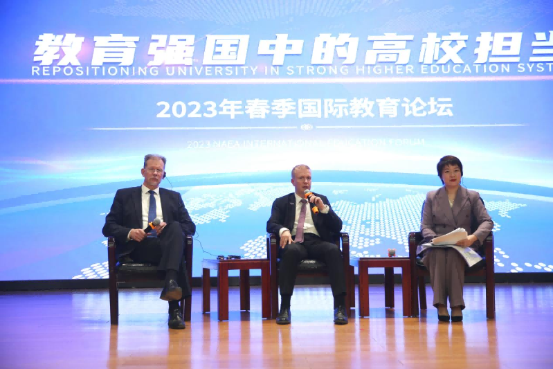 4月17日星期一下午，研修班全体学员参加了学院春季国际教育论坛。论坛以“教育强国中的高校担当”为主题，分为两个环节。一是校长对话环节，主题为“高校赋能国家和区域战略发展：机制与路径”。