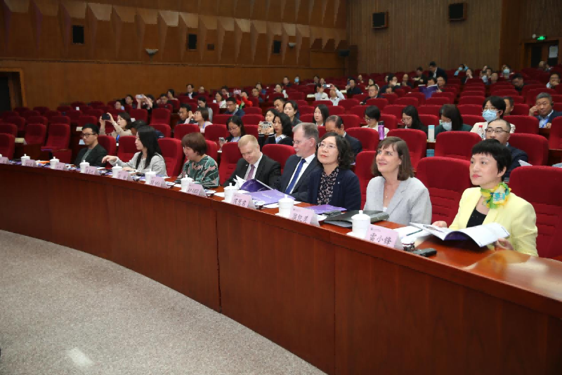 学院党委书记、常务副院长侯慧君出席论坛开幕式并致辞。