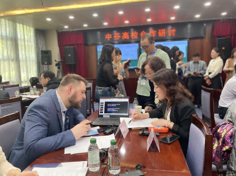 4月18日星期二下午，研修班特别安排了中芬高校合作研讨环节。