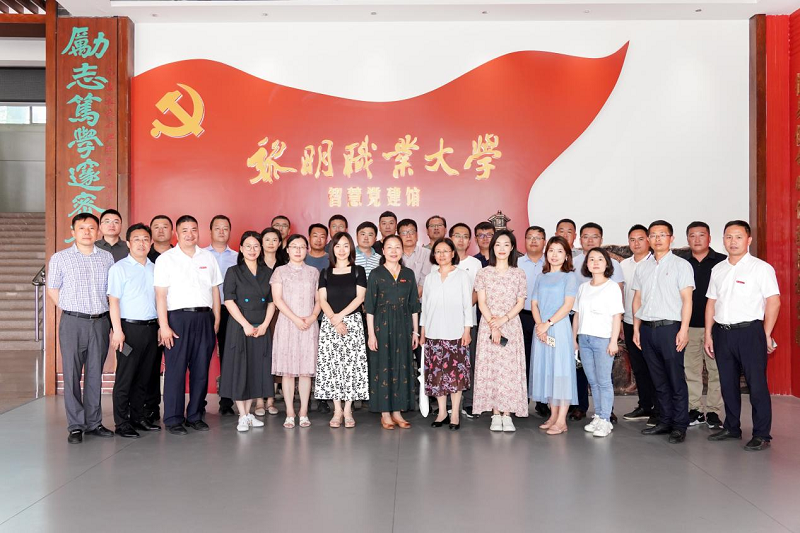 调研团在黎明职业大学智慧党建馆