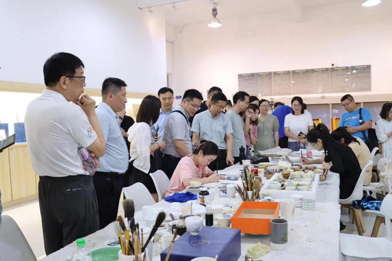 调研团在湄洲湾职业技术学院工艺美术系