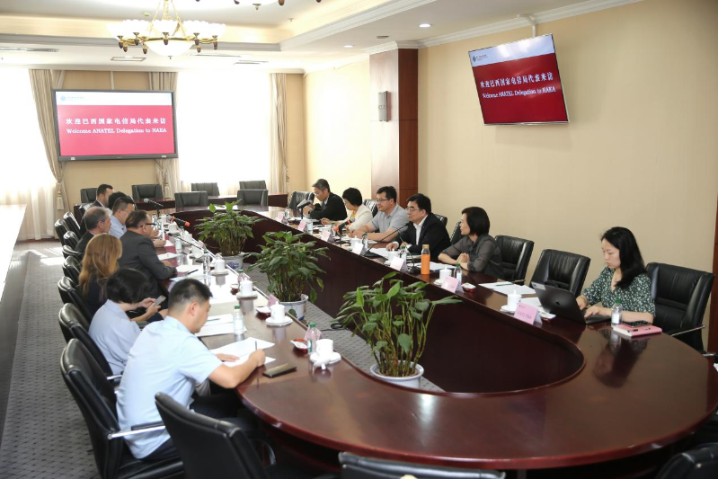 7月10日下午,受教育部国际合作与交流司引荐,巴西国家电信局董事威森特·阿奇诺一行来学院访问,了解学院开展教育领导者、教师培训以及在培训中信息化技术的应用情况。王治军副院长出席座谈并致辞。学院教务部兼远程培训部主任樊平军、进修一部主任丁月牙,国际合作交流处处长井美莹、副处长陈正及有关工作人员参加活动。 7月10日下午,受教育部国际合作与交流司引荐,巴西国家电信局董事威森特·阿奇诺一行来学院访问,了解学院开展教育领导者、教师培训以及在培训中信息化技术的应用情况。王治军副院长出席座谈并致辞。学院教务部兼远程培训部主任樊平军、进修一部主任丁月牙,国际合作交流处处长井美莹、副处长陈正及有关工作人员参加活动。