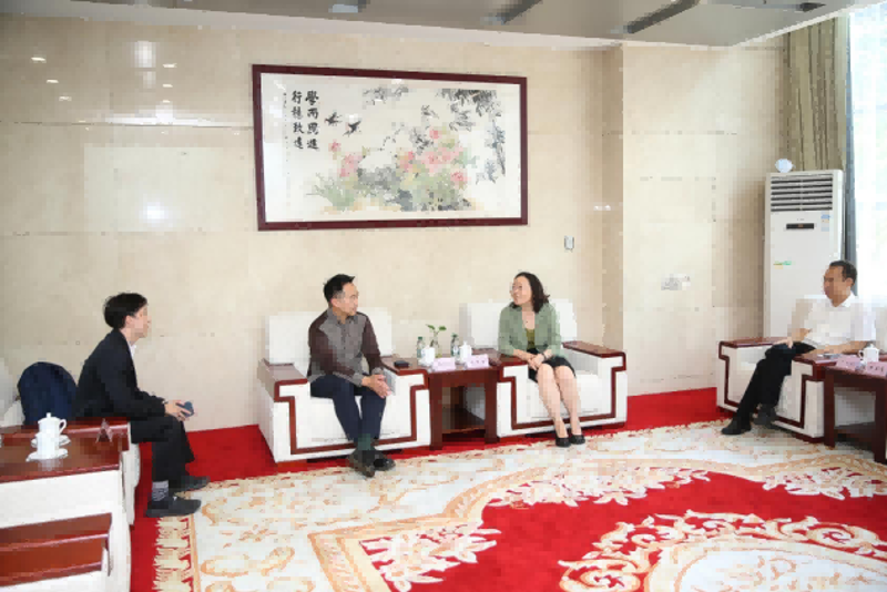 7月17日下午，新加坡驻华使馆政务参赞林家毅及教育组一等秘书陈维彪受邀来学院访问。学院党委书记、常务副院长侯慧君礼节性会见来宾，副院长于京天与来宾进行工作交流。侯慧君对林家毅一行到访学院表示欢迎。她简要介绍了学院在教育管理人员培训和教师能力提升方面的职能定位。侯慧君表示，新加坡在公务员培训方面特色鲜明，经验丰富，学院正在探索与新有关同行机构建立合作，通过专家交流、学术研究等服务干部教育学学科建设，在共商共研的基础上助力干部培训高质量发展。