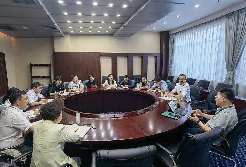 10月9日下午，4&70中青班举行“问题大家谈”学习研讨活动。图为第一组“办公室工作大家谈”研讨现场，学员介绍所在学校经验。