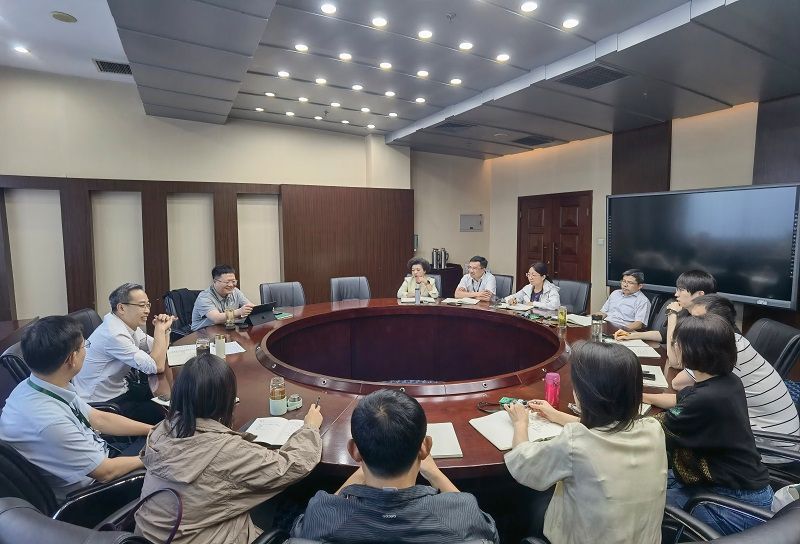10月9日下午，4&70中青班举行“问题大家谈”学习研讨活动。图为第一组“办公室工作大家谈”研讨现场，学员们热烈交流。