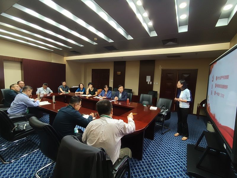 10月9日下午，4&70中青班举行“问题大家谈”学习研讨活动。图为第三组“高校违纪违法典型案例剖析大家谈”研讨现场，学员介绍相关工作体会。