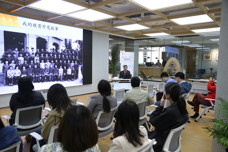 国际周期间组织了国际讲座、青年沙龙、管理者对话等学术活动。英国安格利亚鲁斯金大学副校长盖里·帕克汉姆、澳大利亚纽卡斯尔大学副校长肯特·安德森、新加坡国立大学李光耀公共政策学院项目专家顾清扬、加拿大劳瑞尔大学国际处处长杨河、悉尼大学中国中心主任迈克尔·米伦等多位高中层管理者先后来院做专题讲座并与学员互动交流。讲座主题涵盖区域创新人才培养、大学的国际化、拔尖创新人才培养、海外中心建设、跨文化交流机遇与挑战等。为拓展学院教师国际视野，助力青年干部成长，国际周邀请学院前副院长、前驻外教育参赞张益群、牛文起先后与学院青年干部对话研讨。