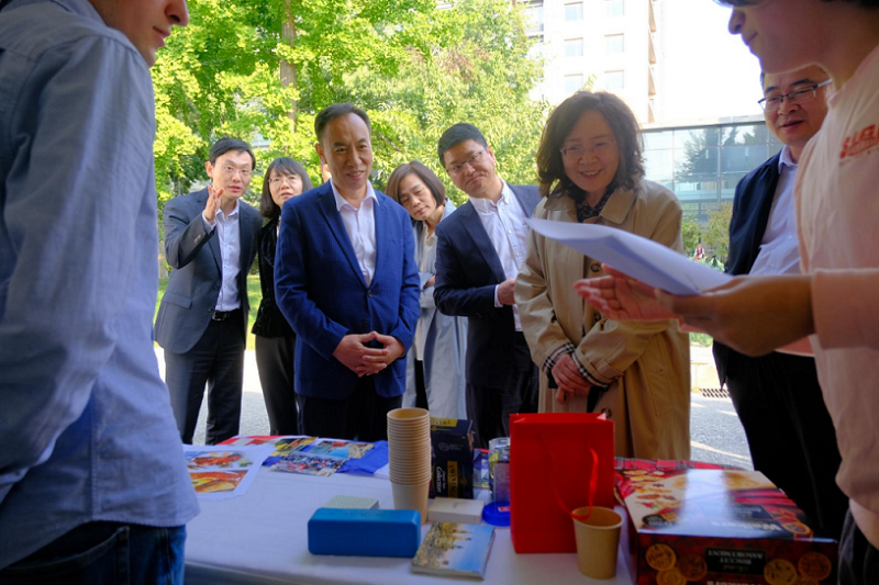 配合学术活动，国际周还组织了异域文化品鉴活动。10月17日上午在专家公寓前，学院领导班子来到留学生文化展台参观体验，与各展台留学生亲切交谈。