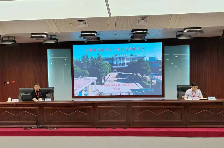 陕西省渭南市蒲城县翔村九年制学校柴文保校长以《立德树人始于行，育人无声润于心》为题，分享了学校德育工作实践，形成了多方联动的立体德育网络架构，营造了良好的德育践行氛围。（撰稿人：班长 重庆市武隆区育才中学支部书记、校长 陈安文；审稿人：总班主任、教育行政教研部 佛朝晖）