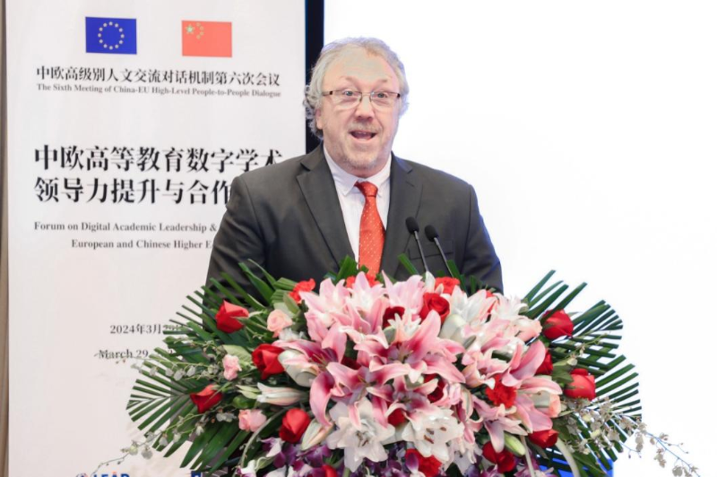 布鲁塞尔自由大学心理与教育学院学术事务主任、教授保罗•维勒曼围绕“大学教授的发展、表现和福祉”做主题分享。