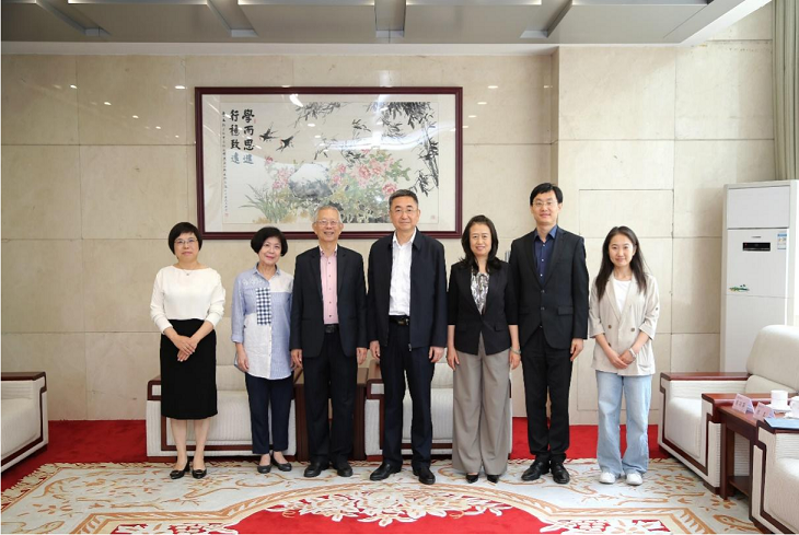 5月20日至25日，新加坡前总理李光耀特别助理、新加坡国立大学李光耀公共政策学院实践教授、新加坡公务员学院高级研究员林祥源（Lim Siong Guan）受邀来院访问并进行学术交流。学院党委书记、常务副院长彭实会见林祥源。学院分管国际合作工作院领导陈丽萍、国际合作交流处处长井美莹以及有关工作人员陪同会见。