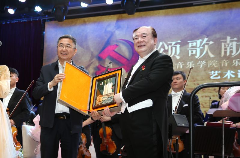 中央音乐学院是新中国成立后创办的第一所培养高级专门音乐人才的高等学府，在党的文艺方针和教育方针的指引下，不断探索如何发挥文艺力量厚植爱国情怀，传承红色文化，推动习近平新时代中国特色社会主义思想深入人心、落地生根。2017年10月，“中央音乐学院音乐党课”由俞峰院长首创，融合交响音乐、声乐、合唱等艺术形式，融合红色历史、党的理论、音乐知识、经典鉴赏于一体，带领党员们重温党的历史，回顾入党初心，彰显了音乐在中国革命和建设发展历程中发挥的作用。作为用文艺宣传宣讲党的理论的成功典型，中央音乐学院音乐党课已成为品牌性经典文艺活动。