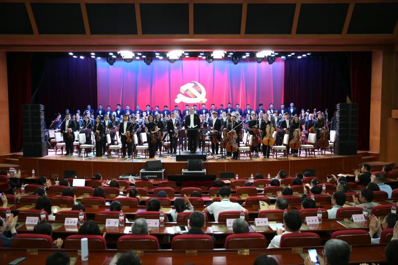 音乐党课后，现场听众纷纷表示，这场音乐党课用音乐形式再现、讴歌了党的辉煌历史，触及心灵、振奋人心。现场的每个音符都动人心弦，每段旋律都直抵灵魂，是一场精神盛宴，也是一堂催人奋进的党课！（撰稿：第71期高校中青班宣传委员、大连理工大学人文学院党委书记 张远航；审稿：宣传中心；摄影：信息技术部 于荣壮）