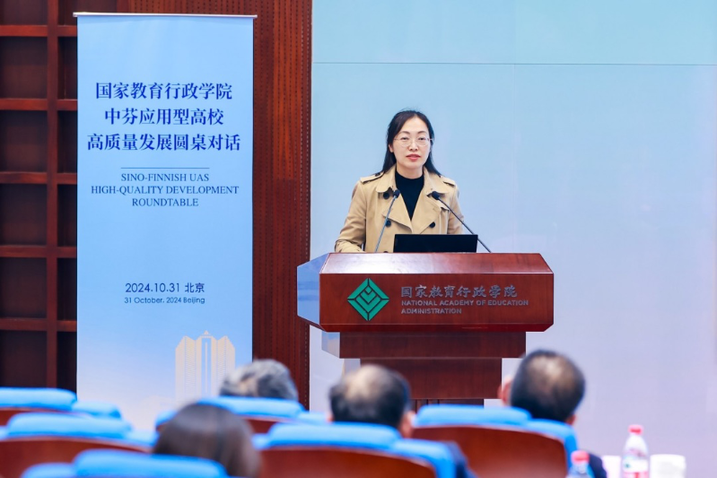学院教授佛朝晖做学术总结。
