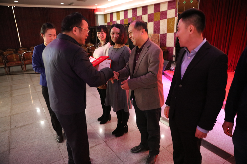 马书记为参赛选手颁奖