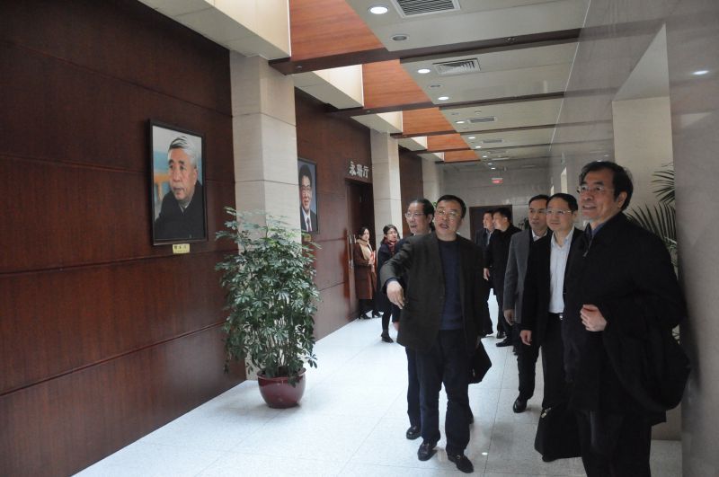 汇报会前，评估组实地查看了机关党校办公场所及教学条件设施，观看了直属机关第九期处级党员干部理论进修班学习视频集锦。