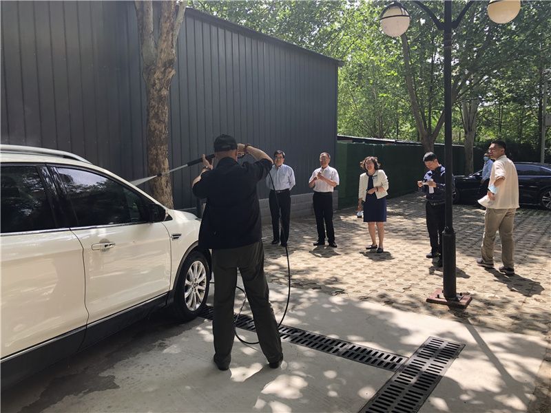 现自助洗车设备已正式投入使用，欢迎广大学员和教职员工按需前往体验使用。下一步，后勤中心将和图书信息技术部密切合作，将自助洗车服务纳入校园一卡通智能信息化管理，实现刷卡服务、节能自助洗车功能。（供稿：后勤管理服务中心 李琦）