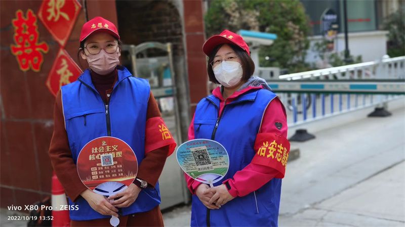 第二党支部按照支部书记的部署和要求，自10月16日二十大召开之日起，至10月22日大会胜利闭幕，每日组织一名正式党员带领一名发展对象或入党积极分子，前往波普社区、石化学院丽园社区卡点与社区党支部党员共同执勤。派出同志以高度的责任感、使命感，和社区工作人员密切合作，认真履行每项防疫检查职责。