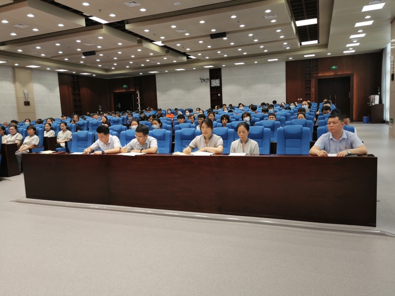 中心党总支充分肯定了这些部门和员工的大局意识、担当负责、积极主动作为和部门间的密切团结协作配合，要求中心上下认真落实院党委的相关要求，高度重视安全稳定工作，进一步明晰职责、修订完善应急处置相关规范，针对夏季汛期特点，不断强化安全意识、服务意识、质量意识、效率意识，具体工作中多想一点、多走一点、多问一点、多做一点，以最大努力最大成效做好校园安全和服务保障工作。（后勤管理服务中心 供稿）