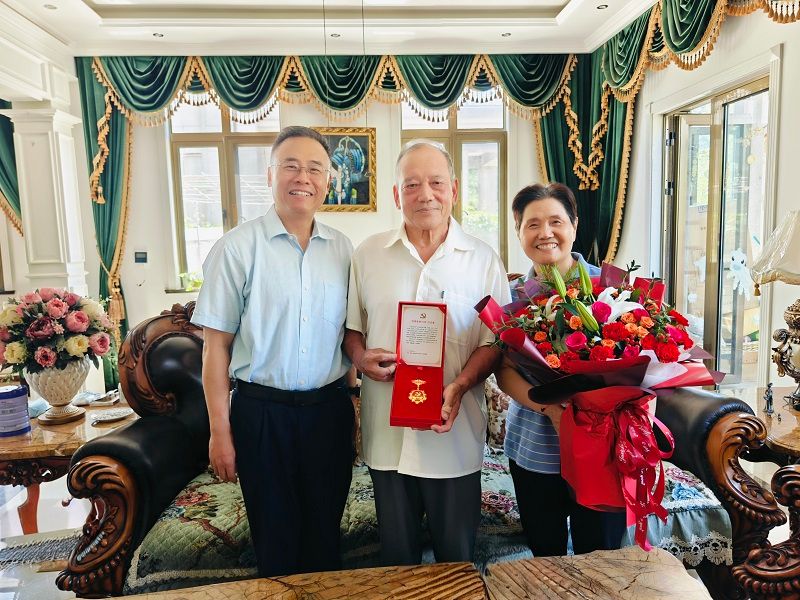 后勤管理服务中心主任李冬同志把金灿灿、沉甸甸的“光荣在党50年”纪念章送到老党员陈国海同志手中，与他亲切交谈，聊聊退休后的生活、身体状况。陈老师对学院党委给予老同志的关爱表达由衷的感谢。五十载峥嵘岁月，五十载初心如磐。光荣在党50年纪念章，凝聚着党和人民对老党员的感激之情，承载着老党员的光荣与担当。在党50年，风雨50载，从满头青丝到银发生辉，老去的是岁月，不变的是信仰。纪念章闪烁着信仰之光，承载着老党员们对初心使命的矢志不渝、对理想信念的坚定执着和对党和人民事业的无限忠诚。