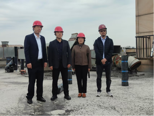 10月16日上午，为进一步加强学院安全管理，把好施工项目安全和质量，学院副院长冉茂华率领资产管理处、后勤管理服务中心及监理公司等相关人员，对学院屋面防水、专家公寓管线、智能安保系统等修缮项目及学院西门、北门等重要场所进行了深入细致的安全隐患排查。此次检查旨在全面梳理并识别学院施工安全的风险隐患，监督工程质量和进度情况，为学院安全保驾护航。