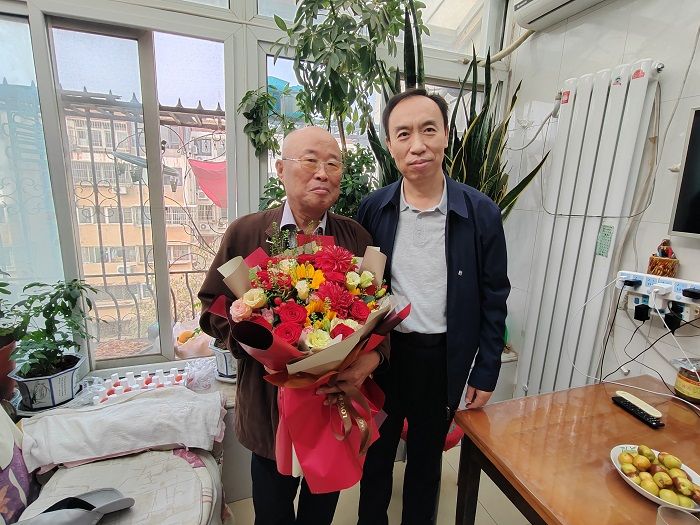 2024年10月14日下午，学院副院长于京天同志专程登门看望王克孝教授，代表学院党委向他祝贺80周岁寿辰，亲自为他送上蛋糕和鲜花。
